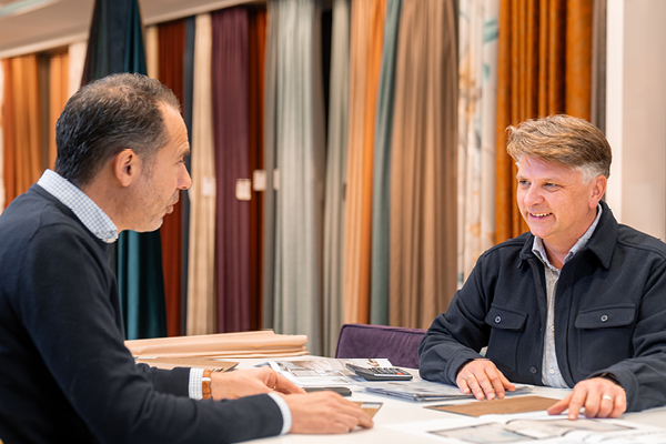 Adviseur in gesprek met een klant over pensioen